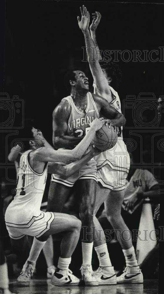 1982 Press Photo Virginia Tech's Dale Solomon holds onto basketball in game- Historic Images