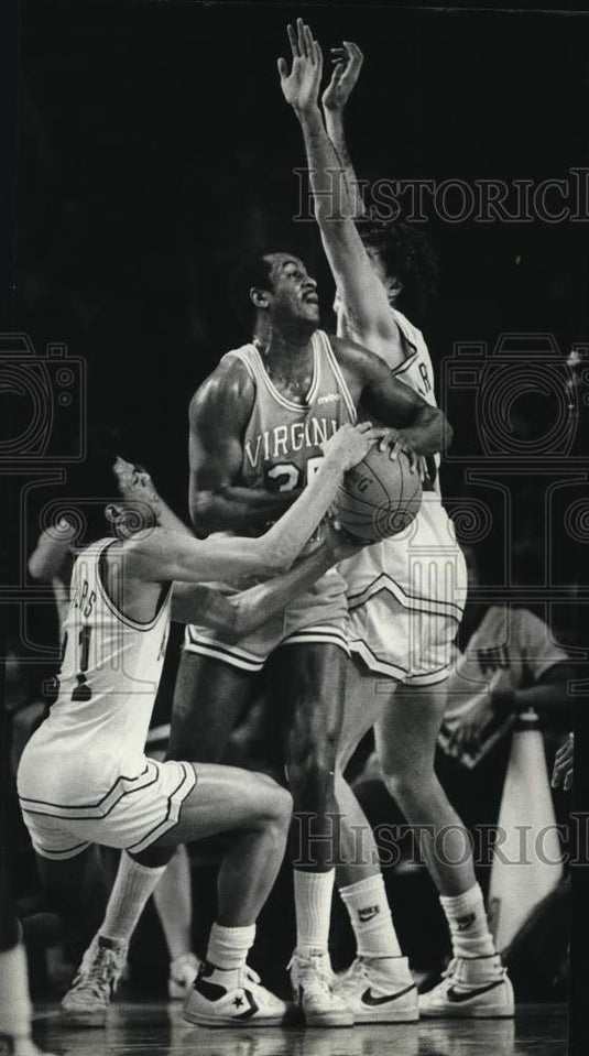 1982 Press Photo Virginia Tech's Dale Solomon holds onto basketball in game- Historic Images