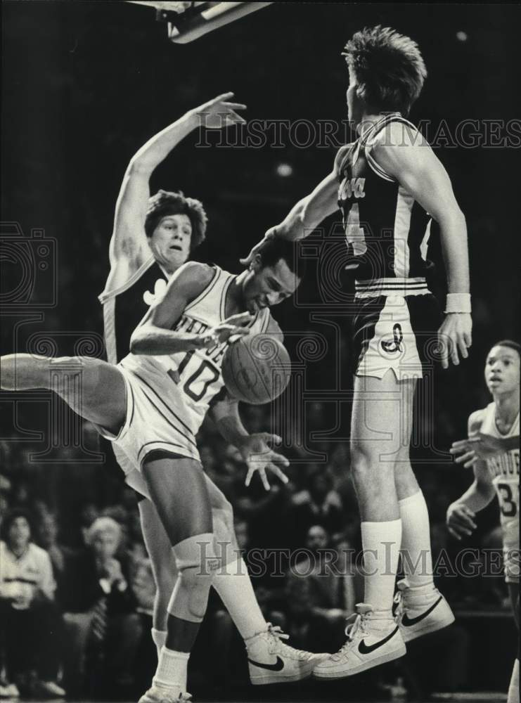 1981 Press Photo Marquette&#39;s Michael Wilson is hit by Bob Hansen in game- Historic Images