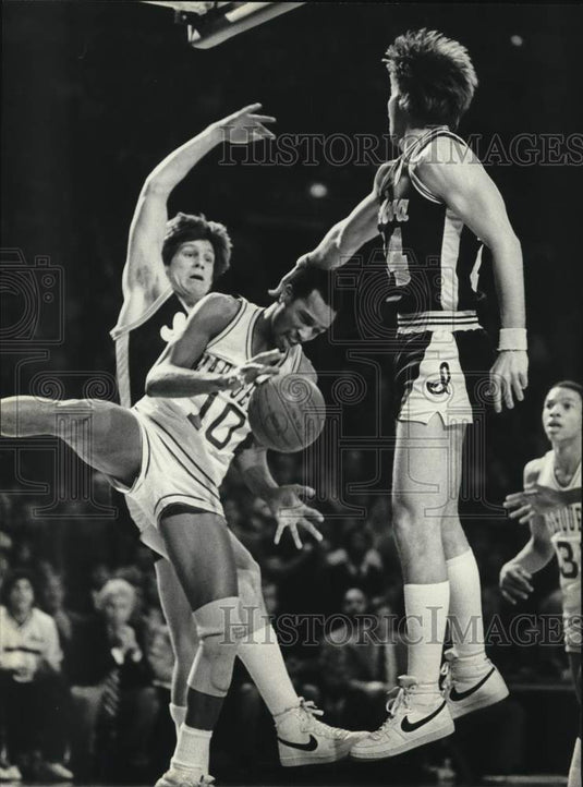 1981 Press Photo Marquette's Michael Wilson is hit by Bob Hansen in game- Historic Images