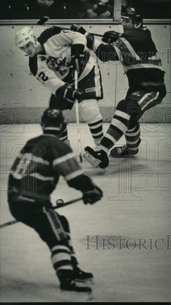 1986 Press Photo Admirals&#39; Mario Belanger passes puck against Komets - mjo00074- Historic Images