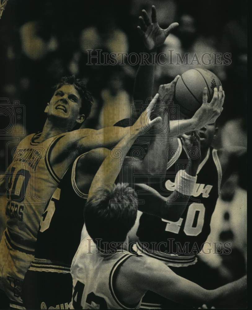 1986 Press Photo Wisconsin&#39;s J. J. Weber battles Iowa for basketball in Madison- Historic Images