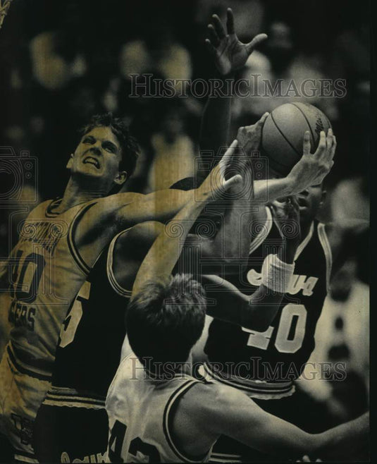 1986 Press Photo Wisconsin's J. J. Weber battles Iowa for basketball in Madison- Historic Images