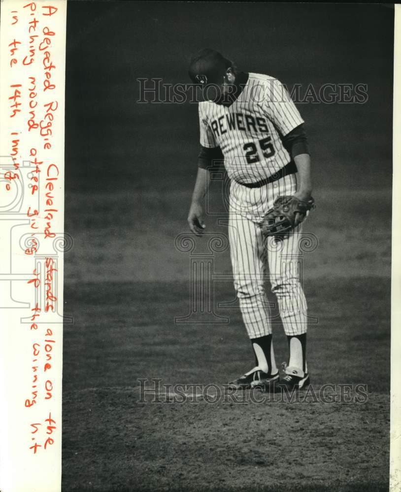 1981 Press Photo Milwaukee Brewers pitcher Reggie Cleveland on mound in game- Historic Images