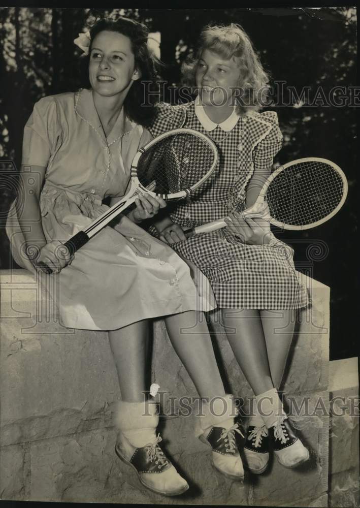 1941 Press Photo Dorothy Dickens and Helen Ely with tennis rackets - mjo00128- Historic Images