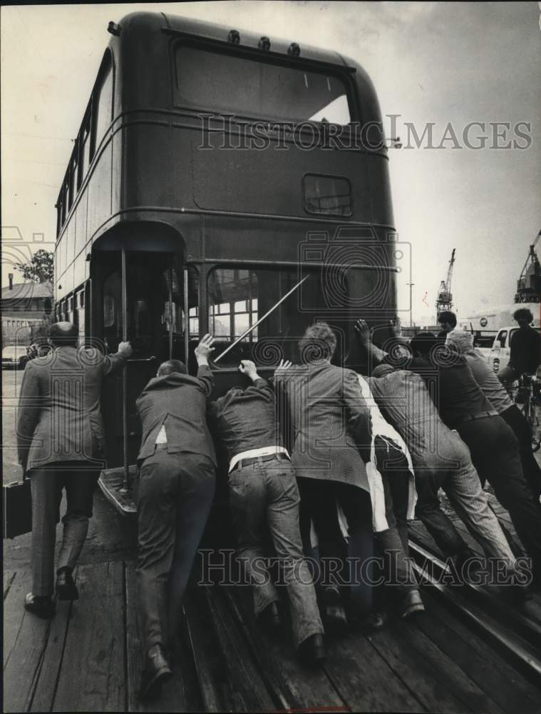 1974 Press Photo Men push double decker bus in Milwaukee - mjo00150