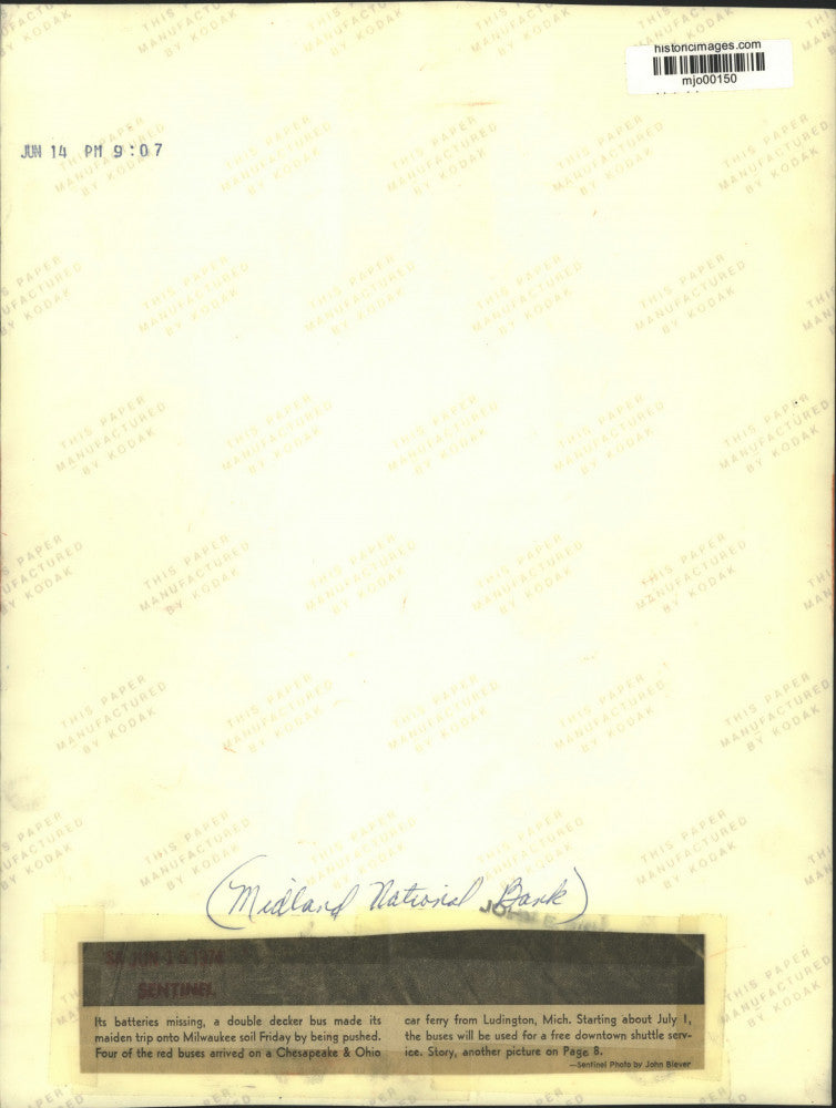 1974 Press Photo Men push double decker bus in Milwaukee - mjo00150