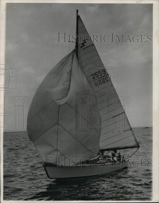 1948 Press Photo G. D. Foster's scud crosses finish line at Lake Michigan race- Historic Images