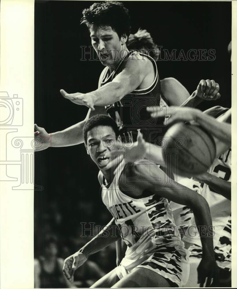 1981 Press Photo South Carolina&#39;s Jimmy Foster runs for ball by Glenn Rivers- Historic Images