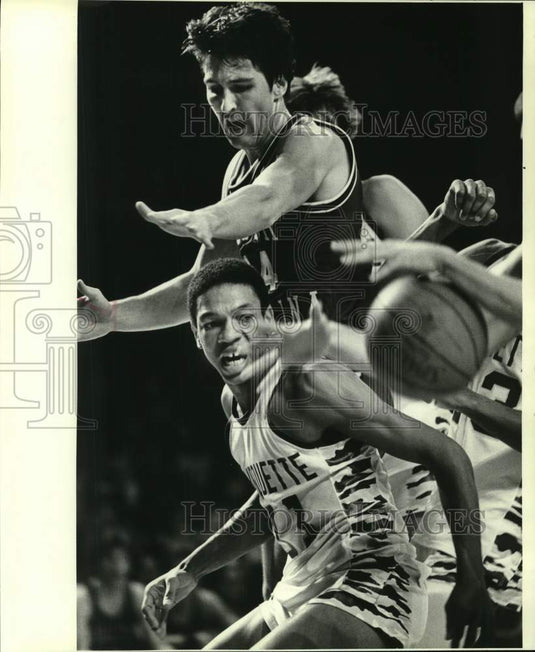 1981 Press Photo South Carolina's Jimmy Foster runs for ball by Glenn Rivers- Historic Images