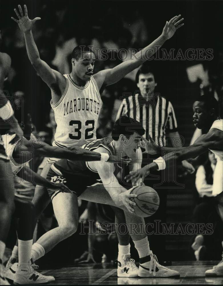 1985 Press Photo Marquette players grab for basketball from Andy Donnelly- Historic Images