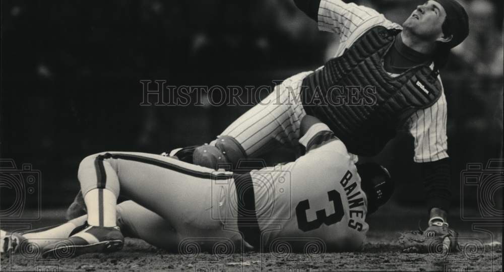 1984 Press Photo Harold Baines runs into Milwaukee&#39;s Jim Sundberg in 9th inning- Historic Images