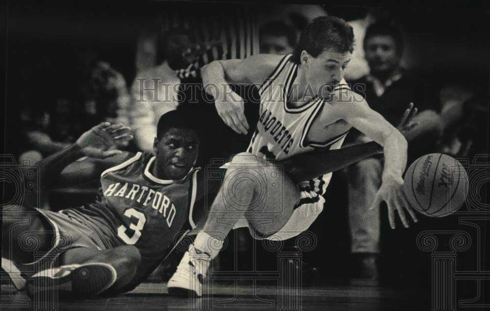 1987 Press Photo Marquette&#39;s Anthony Candelino grabs loose ball by Mike Daniel- Historic Images