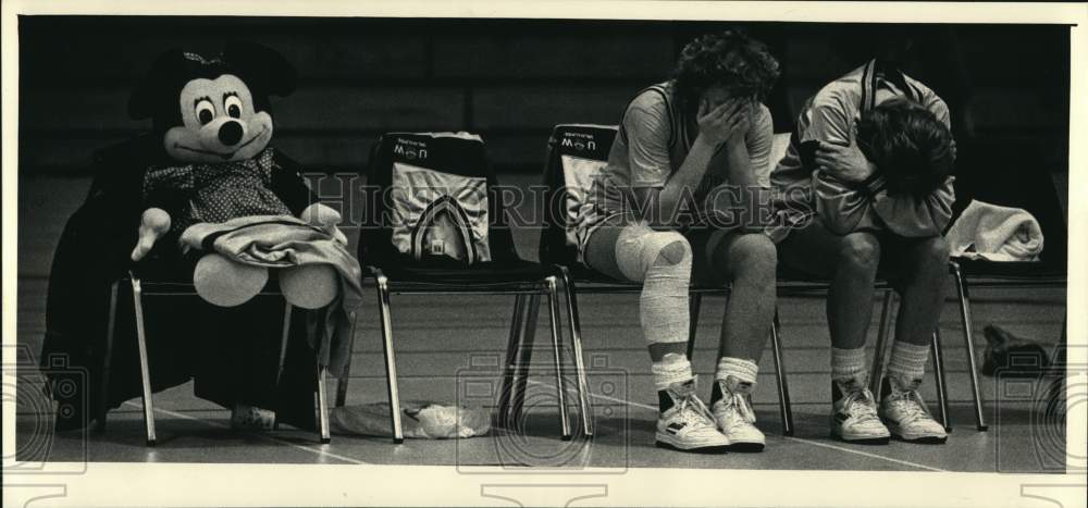 1988 Press Photo Milwaukee fans mourn loss of basketball game to Minnesota- Historic Images