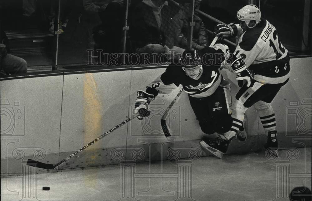 1989 Press Photo Jim Paek scrambles with Milwaukee&#39;s Shaun Clouston to get puck- Historic Images