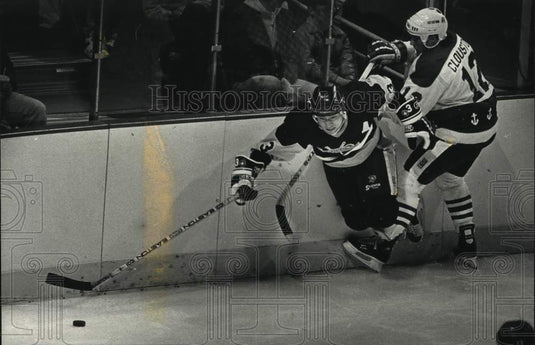 1989 Press Photo Jim Paek scrambles with Milwaukee's Shaun Clouston to get puck- Historic Images