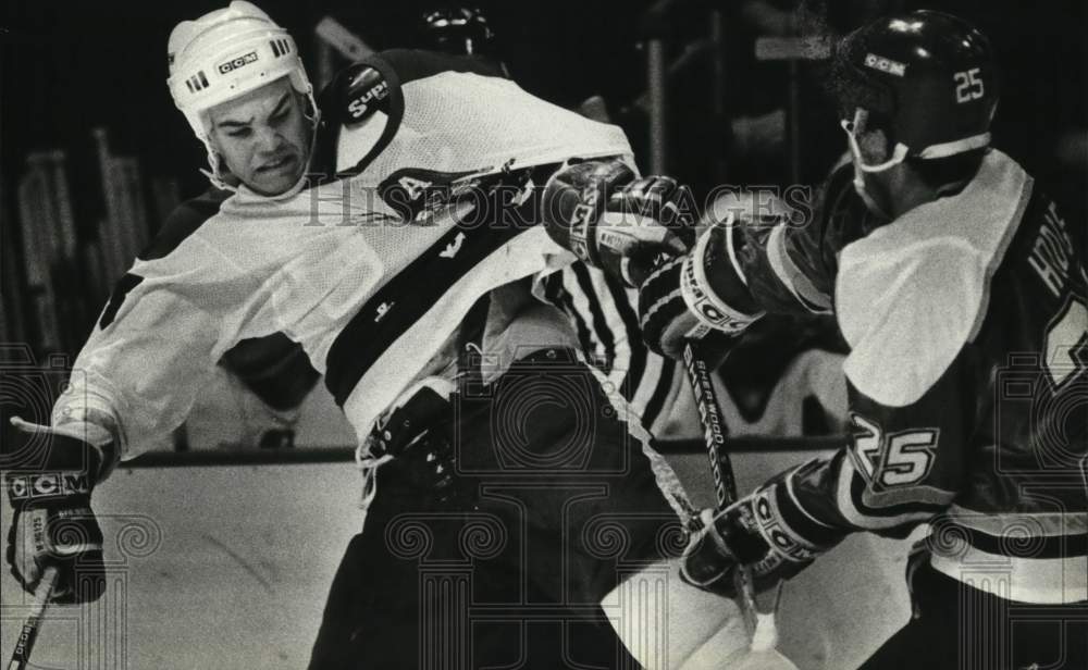 1990 Press Photo Admirals&#39; Rob Murphy fights with Ken Hodge during Wings game- Historic Images