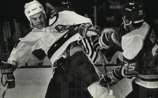 1990 Press Photo Admirals' Rob Murphy fights with Ken Hodge during Wings game- Historic Images