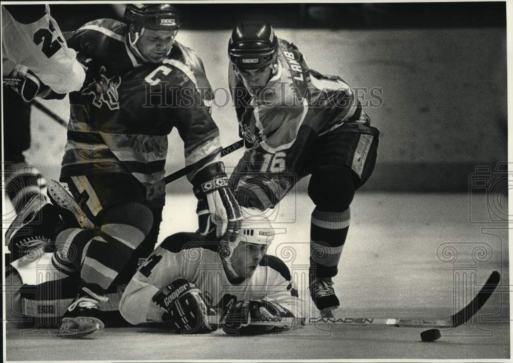 Press Photo Milwaukee's Terry Menard drives puck as Phoenix players close in- Historic Images