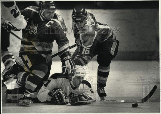 Press Photo Milwaukee's Terry Menard drives puck as Phoenix players close in- Historic Images