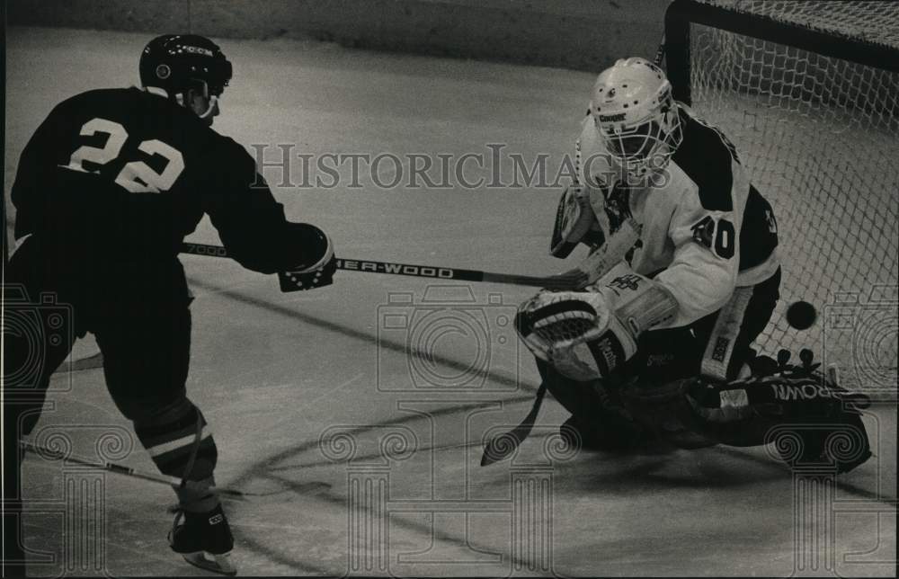 1990 Press Photo Admirals goalie Gus Morschauser stops shot by Marc Saumier- Historic Images