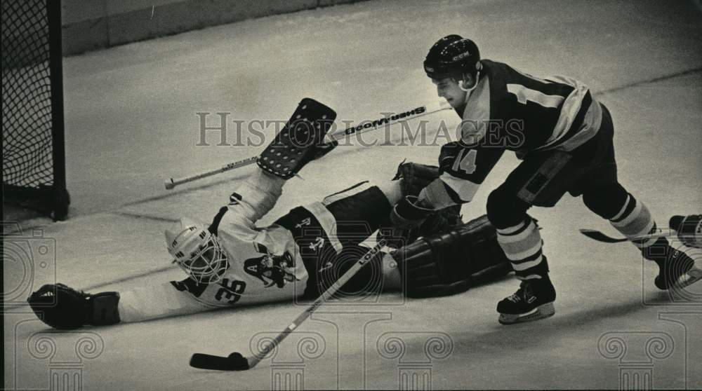 1984 Press Photo Milwaukee goalie Jim Ralph stops shot by Pete Horacek- Historic Images