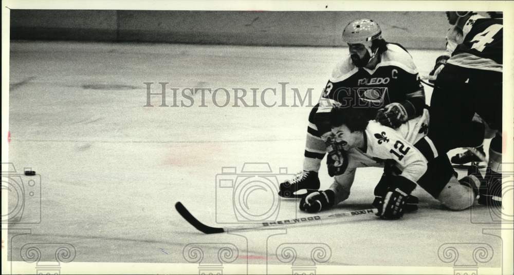 1981 Press Photo Milwaukee&#39;s Michel Bergeron scrambles for loose puck in game- Historic Images