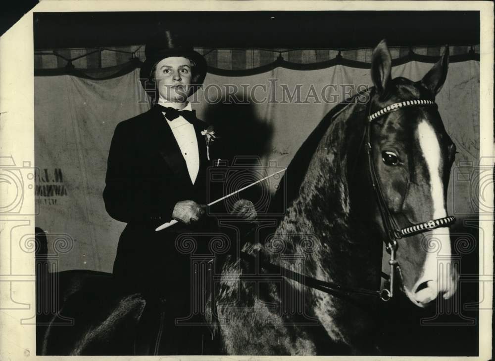 Press Photo Milwaukee Hunt Club member Betty Leedom rides John Gordon&#39;s horse- Historic Images