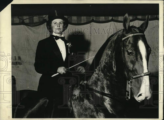 Press Photo Milwaukee Hunt Club member Betty Leedom rides John Gordon's horse- Historic Images