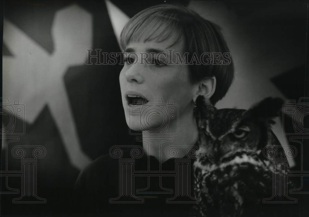 1994 Press Photo Libby Wheary holds owl for Pick 'n Save shoppers to see- Historic Images