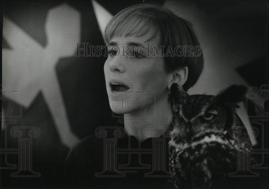 1994 Press Photo Libby Wheary holds owl for Pick 'n Save shoppers to see- Historic Images