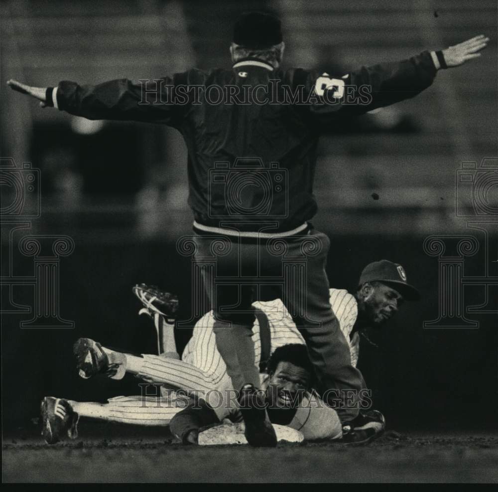 1987 Press Photo Umpire calls Harold Reynolds safe by Brewers&#39; Ernest Riles- Historic Images