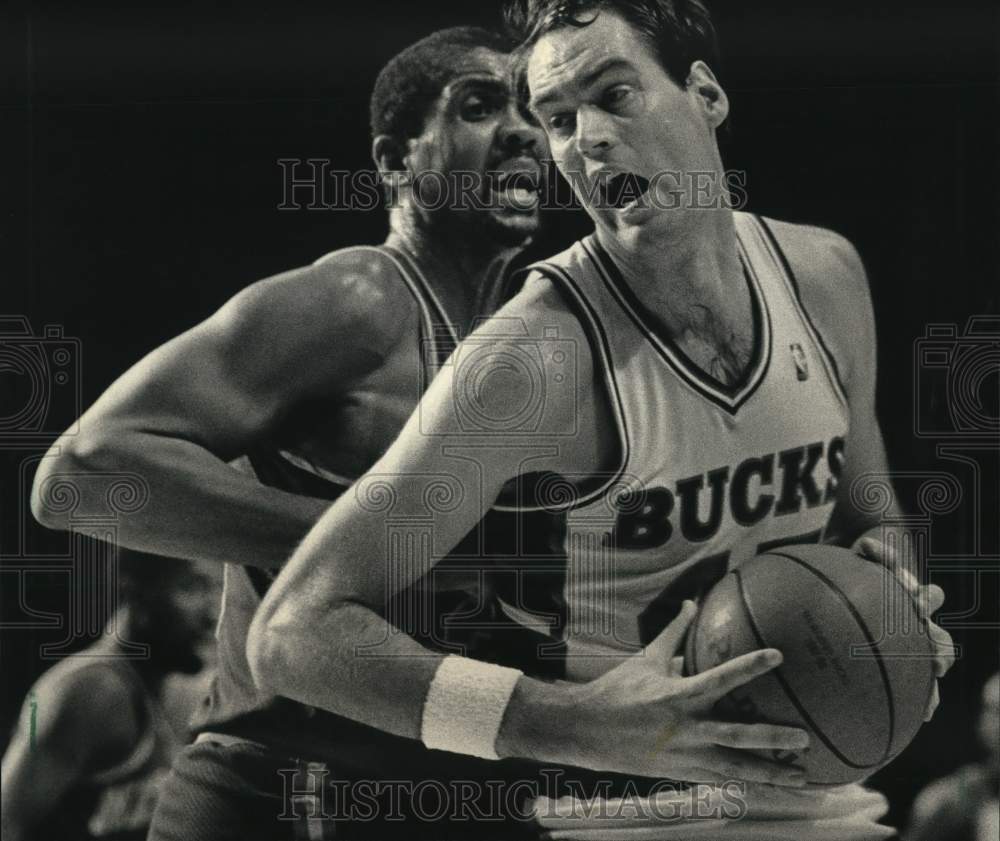 1987 Press Photo Bucks&#39; Randy Breuer sets position against Bill Cartwright- Historic Images