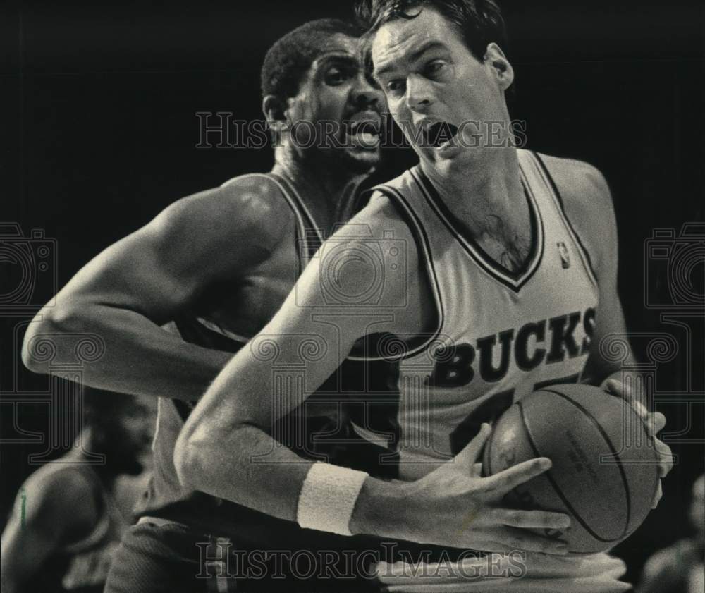 1987 Press Photo Bucks' Randy Breuer sets position against Bill Cartwright- Historic Images