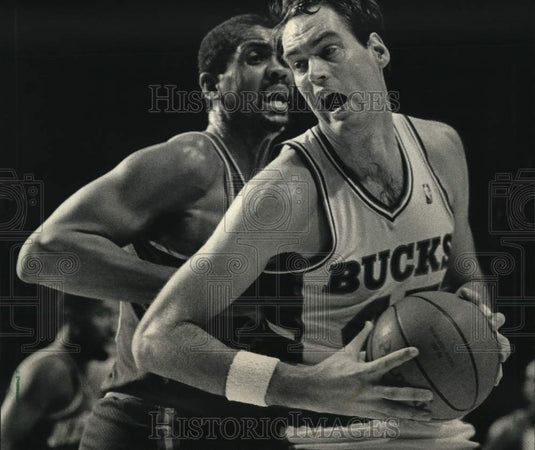 1987 Press Photo Bucks' Randy Breuer sets position against Bill Cartwright- Historic Images