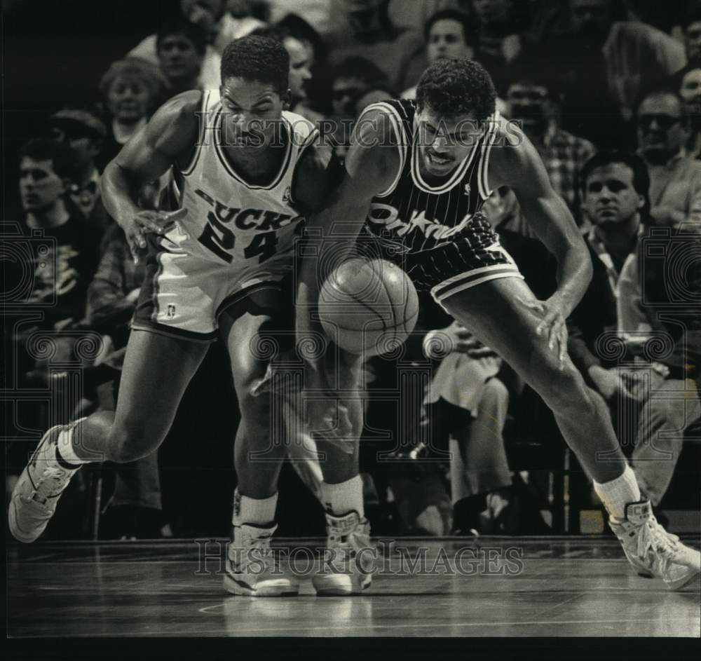 1990 Press Photo Bucks&#39; Jay Humphries and Reggie Theus scramble for loose ball- Historic Images