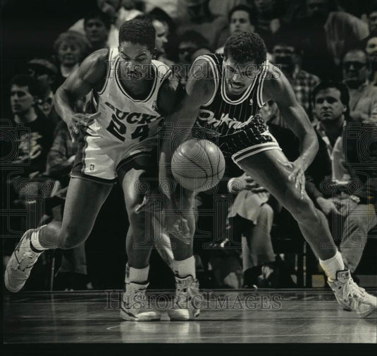 1990 Press Photo Bucks' Jay Humphries and Reggie Theus scramble for loose ball- Historic Images