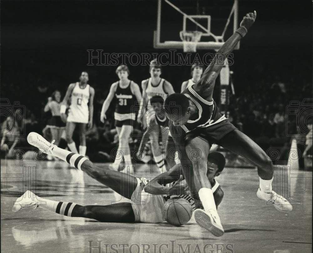 1980 Press Photo Marquette&#39;s Tony Davis knocks ball from Pierre Janvier on court- Historic Images