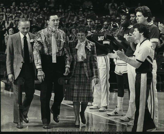 1984 Press Photo Crowd applauds Joe de Guzman at Arena's Marquette game- Historic Images