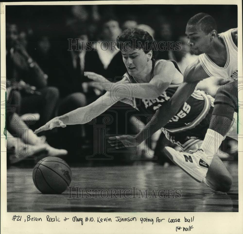 1986 Press Photo Brian Reale and Marquette&#39;s Kevin Johnson chase ball at Arena- Historic Images