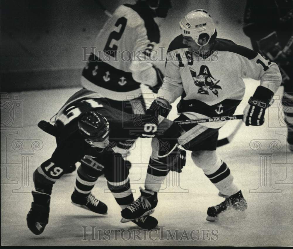 1985 Press Photo Admirals&#39; Perry Pelensky and Garry Lacey fight battle at Arena- Historic Images