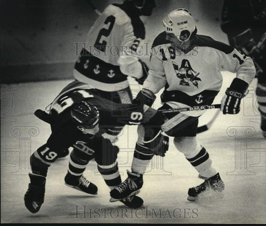 1985 Press Photo Admirals' Perry Pelensky and Garry Lacey fight battle at Arena- Historic Images