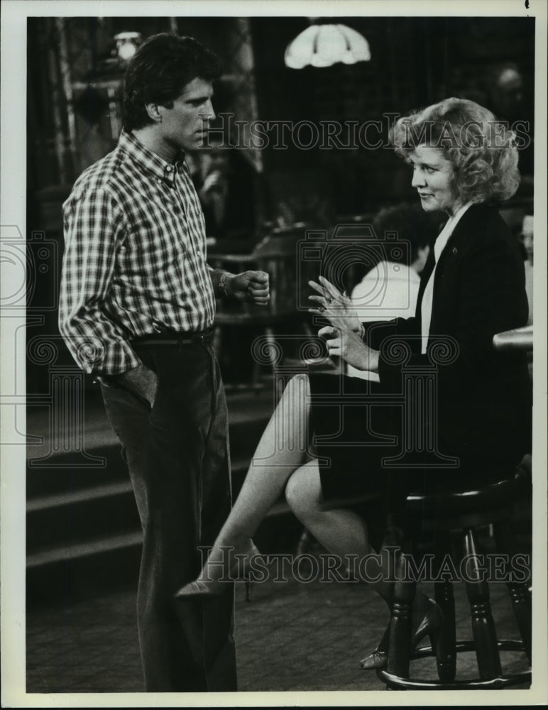 1983 Press Photo Ted Danson and Barbara Babcock in "Cheers" - mjp00143
