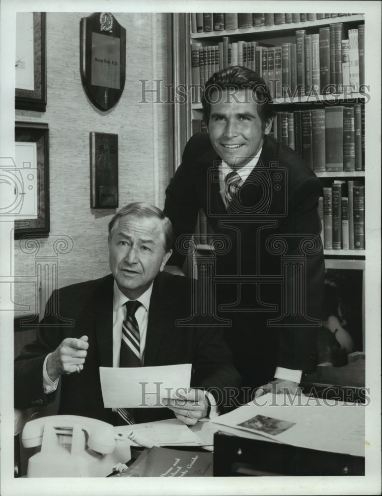 Load image into Gallery viewer, 1971 Press Photo Robert Young &amp; James Brolin in Marcus Welby, M.D. - mjp00252
