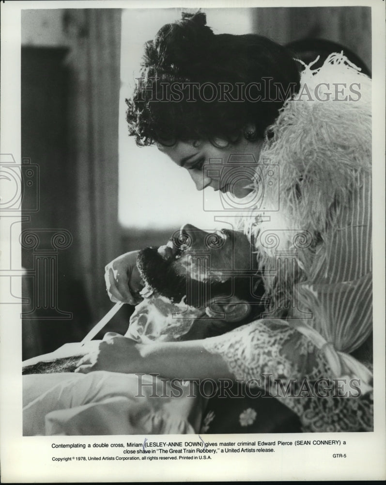 1980 Press Photo Lesley Anne Down and Sean Connery in &quot;The Great Train Robbery&quot;- Historic Images