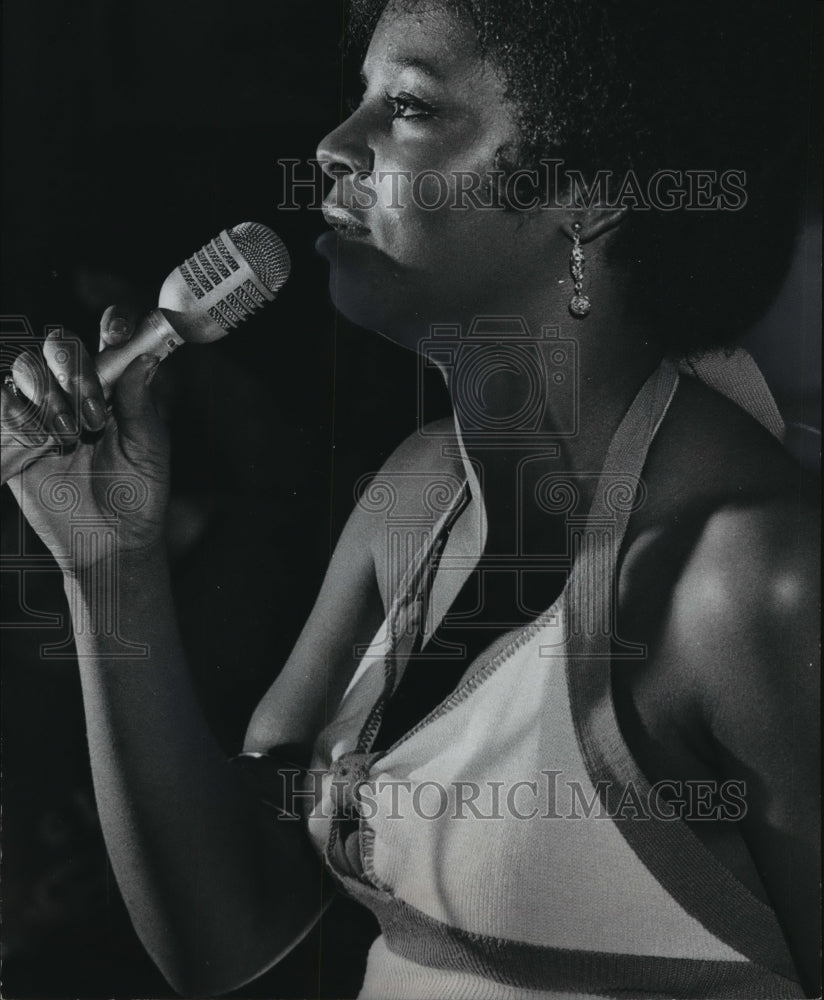 1975 Press Photo Milwaukee's Sandy Allen on stage - mjp00337- Historic Images