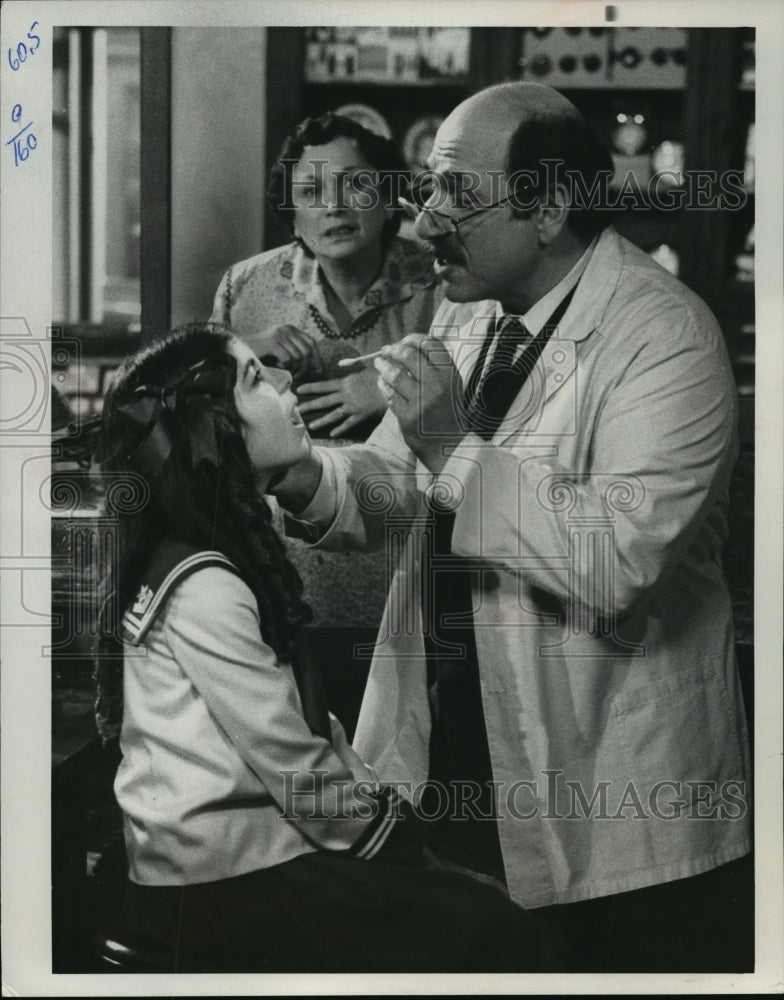 1976 Press Photo Herschel Bernardi and Fritzi Burr in "Newman's Drugstore"- Historic Images