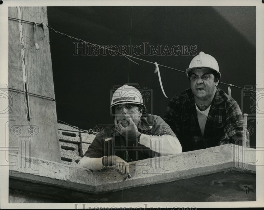 1980 Press Photo Kevin Dobson and Ray Serra in &quot;Hardhat and Legs&quot; - mjp00503- Historic Images