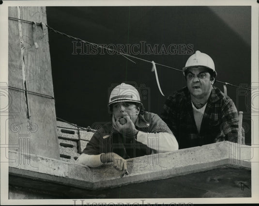 1980 Press Photo Kevin Dobson and Ray Serra in "Hardhat and Legs" - mjp00503- Historic Images