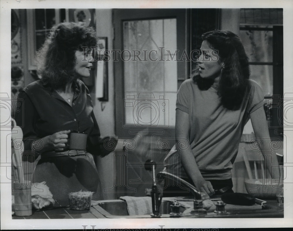 1979 Press Photo Eileen Brennan and Gwynne Gilford in "A New Kind of Family"- Historic Images